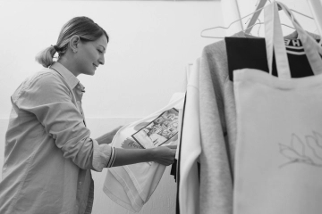 Producción de estampado en taller textil usando técnicas de DTF y serigrafía corporativa.