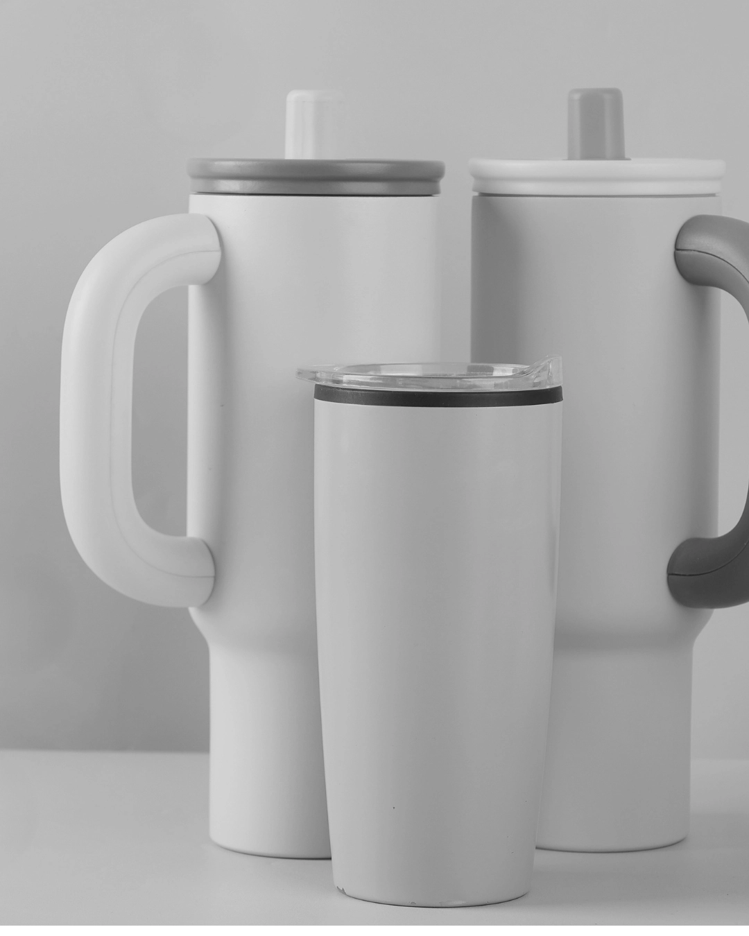 Termos térmicos de acero y vasos blancos personalizados para material POP corporativo en Caracas.